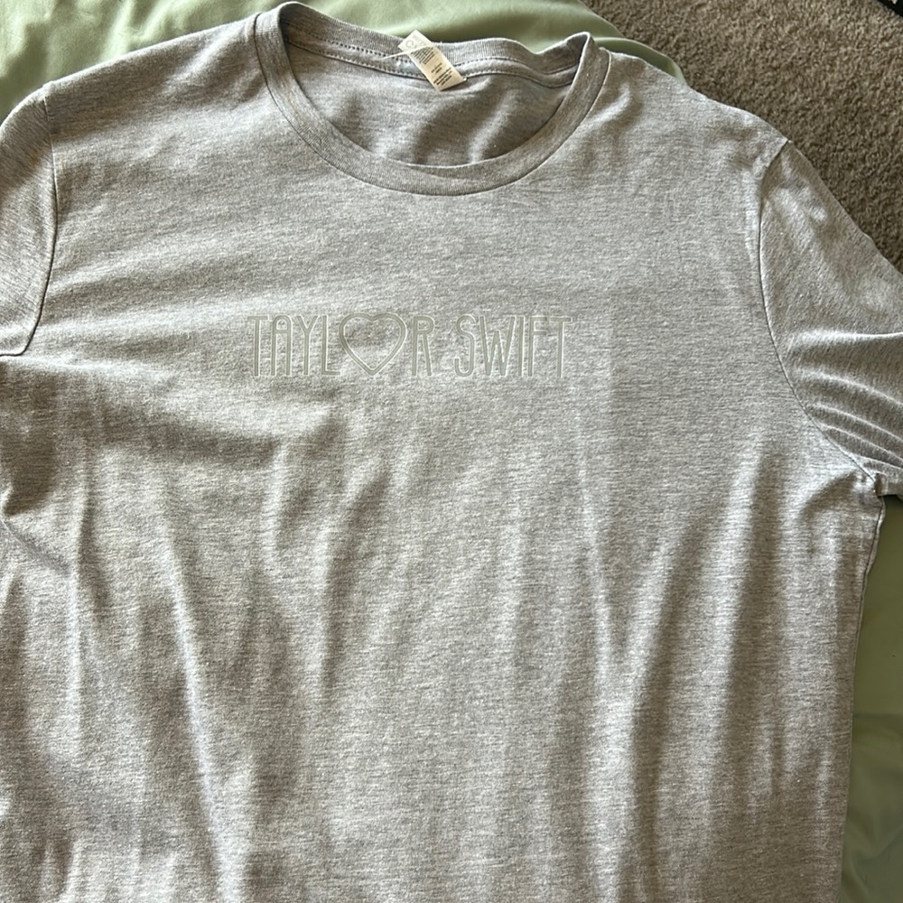 Taylor Swift hand heart t-shirt